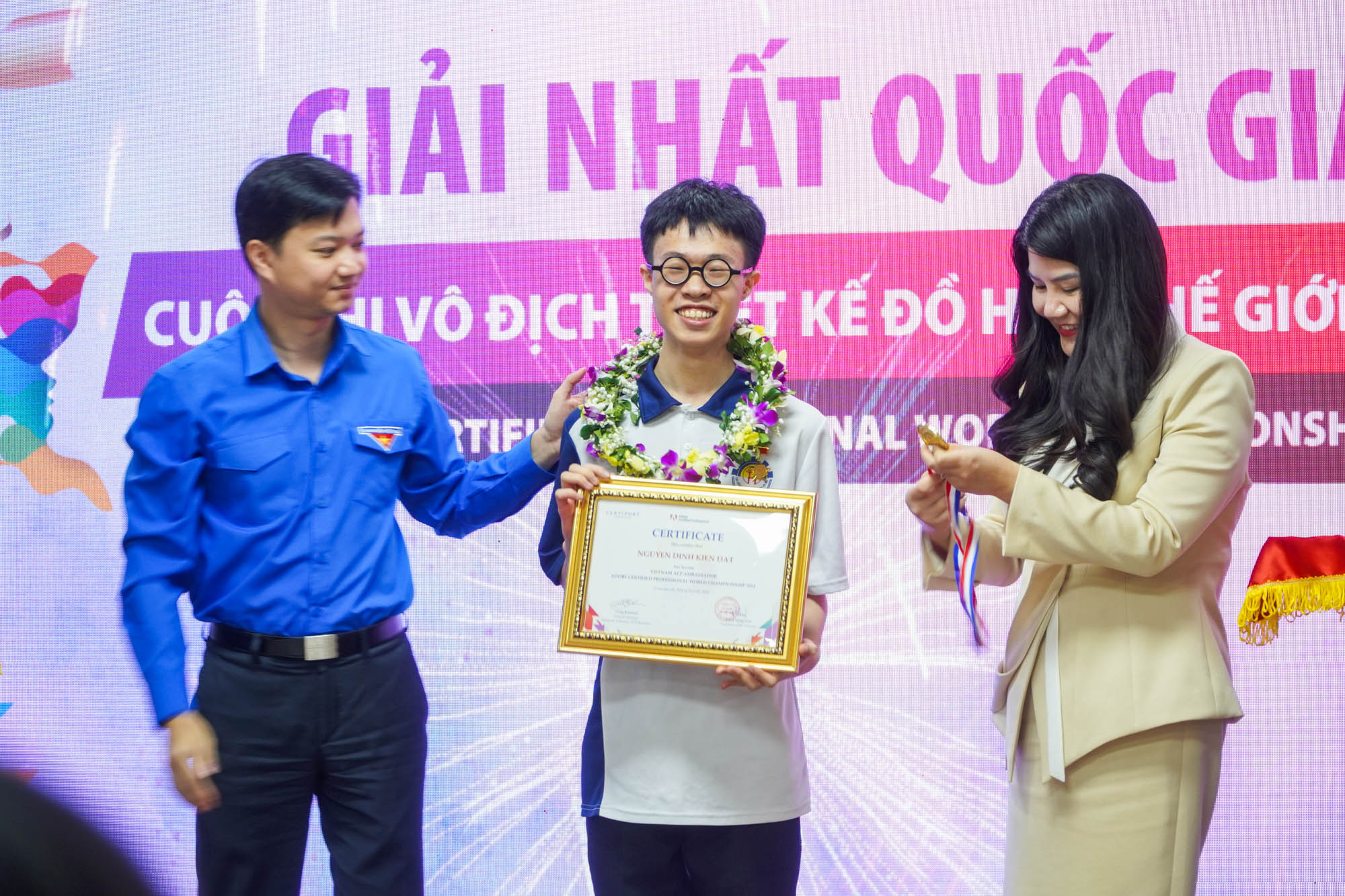 Nam sinh trường nghề ngỡ ngàng khi đạt giải Nhất quốc gia Vô địch thiết kế đồ họa